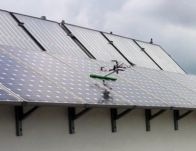 DRON DE LIMPIEZA DE PANELES SOLARES